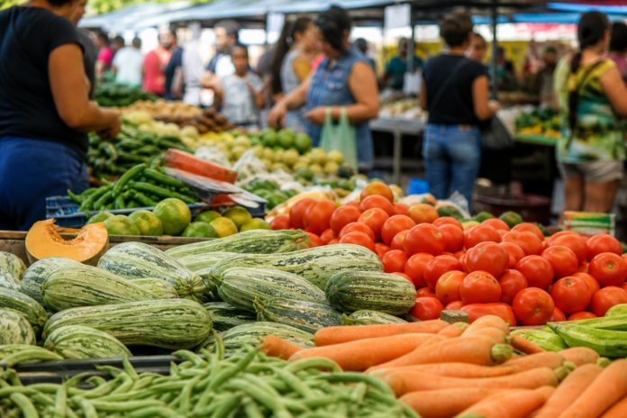Feira do produtor na Avenida Saul Elkind atrai londrinenses com frutas e verduras frescas