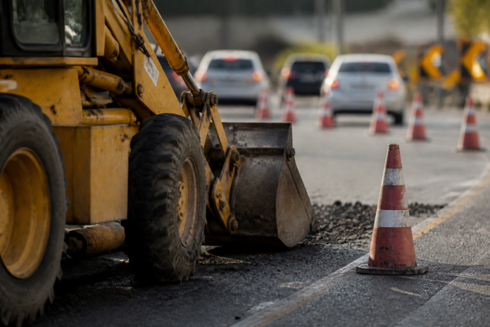 Avenida Paraná tem pista bloqueada para obras, trânsito é desviado em Curitiba