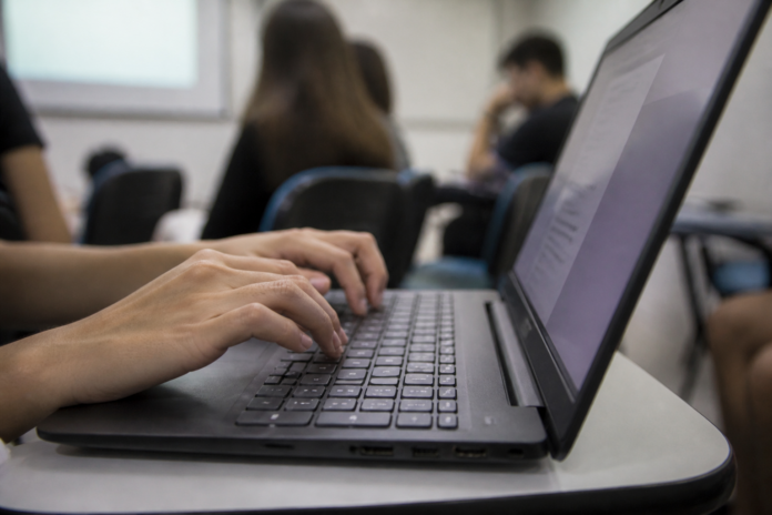 Carreta de Tecnologia oferece cursos de IA e marketing digital no Centro Cívico até outubro