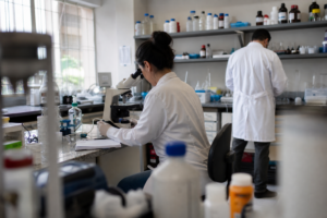 Pesquisa cientifica em laboratorio