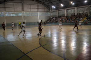 Partida de futsal em ginasio