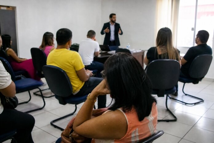 Casais em orientacao juridica antes do casamento coletivo