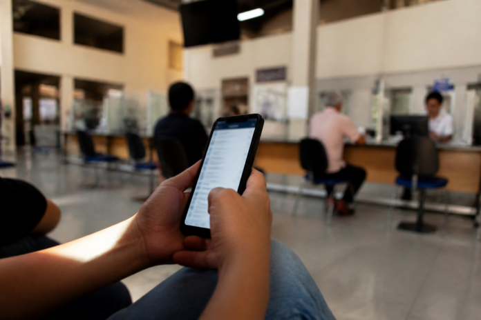 Mãos segurando celular com aplicativo