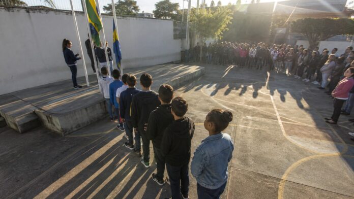 Rolândia celebra Semana da Pátria com apresentações de escolas e hasteamento de bandeiras