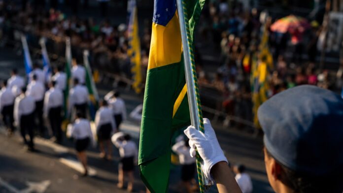 Campo Mourão comemora 7 de Setembro com desfile de 45 instituições na Avenida Irmão Pereira