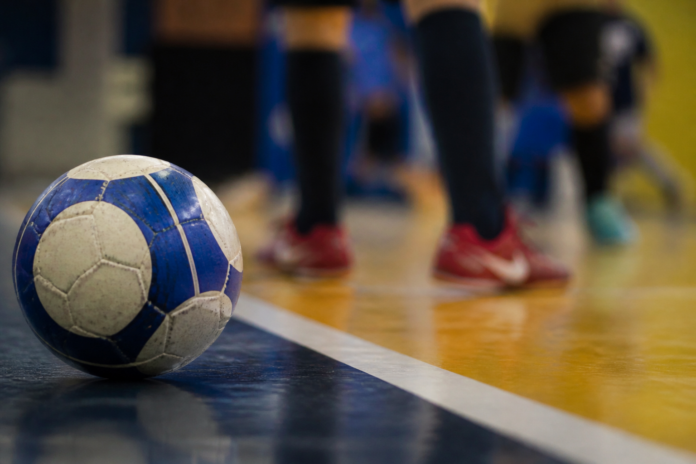 Bola de futsal em quadra