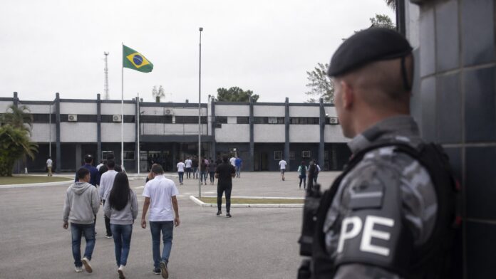 Colégio Sagrados Corações leva 68 alunos ao 2º BPM para inaugurar Semana da Pátria