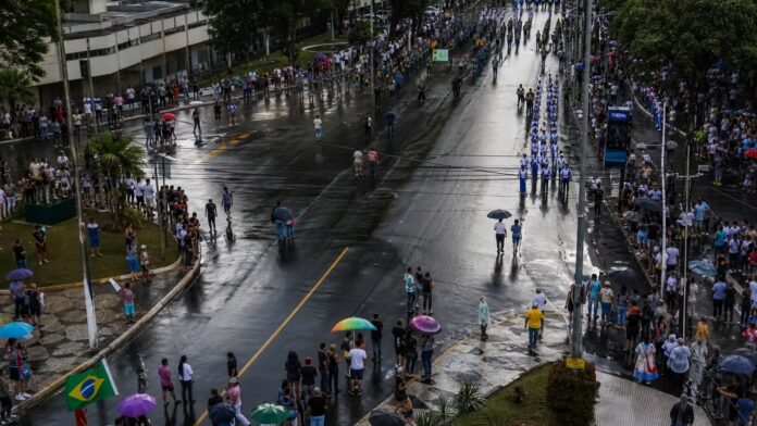 Desfile cívico em Ponta Grossa reúne 10 mil pessoas na Avenida Vicente Machado