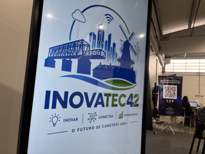 Castro apresenta IA e realidade virtual no InovaTec42, 26 escolas ganham tecnologia em 2027