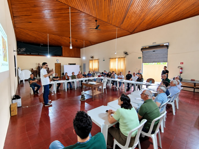 Arapongas apresenta programa para proteger abelhas nativas e produção agrícola