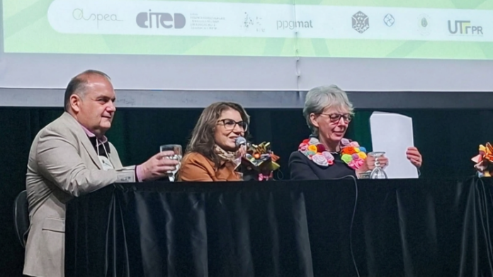 Pinhais apresenta 16 anos de parceria com UTFPR em congresso de educação