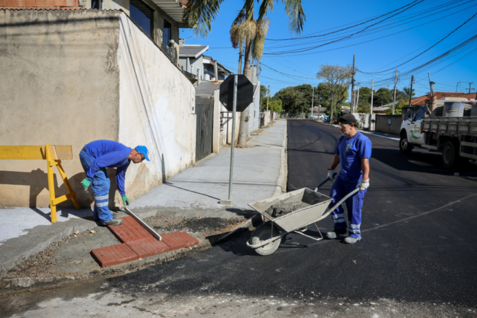 Rua Rouxinol em Pinhais ganha asfalto novo e calçadas acessíveis
