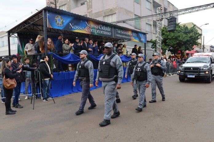 Arapongas reúne milhares no desfile de 7 de setembro na Avenida Arapongas