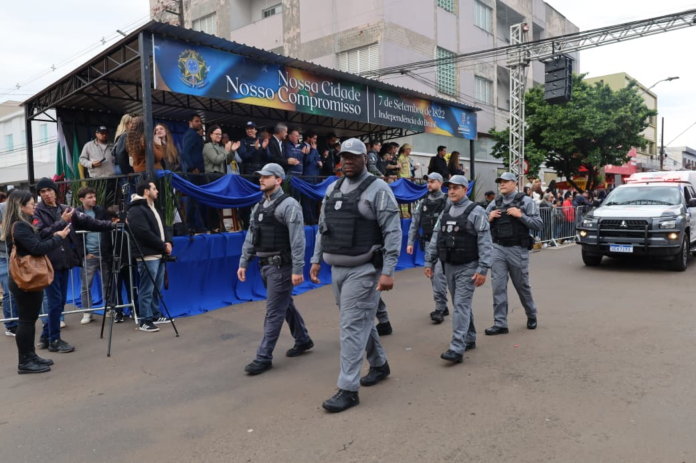 Arapongas reúne milhares no desfile de 7 de setembro na Avenida Arapongas