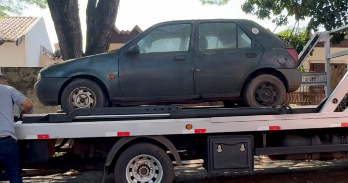 Paranavaí remove carro abandonado após 60 dias parado na rua