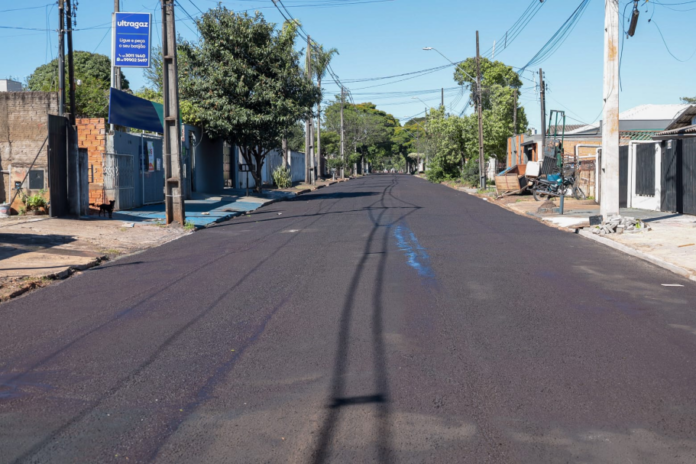 Rua Japim recebe micropavimento no Jardim Bandeirantes