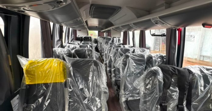 Paranavaí recebe ônibus de 43 lugares para transporte de pacientes, R$ 852,8 mil investidos