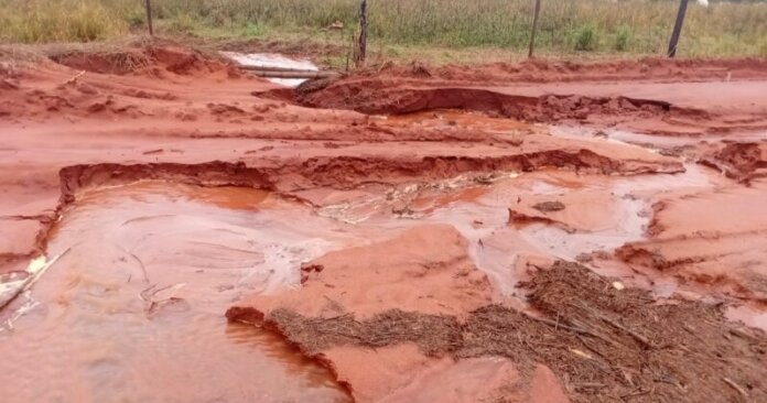 Paranavaí trabalha em estradas rurais danificadas pelas chuvas