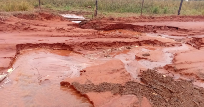 Paranavaí trabalha em estradas rurais danificadas pelas chuvas