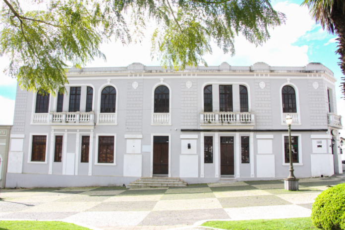 Castro abre Clube União e Progresso para atividades culturais e educativas