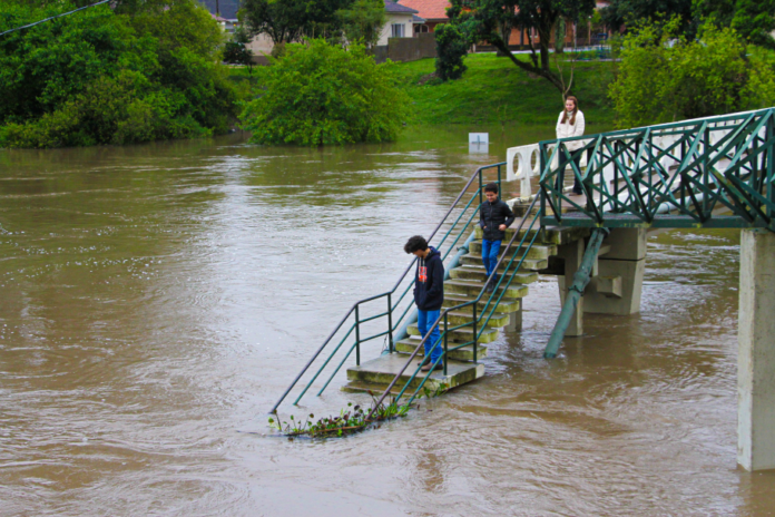 Castro mapeia danos de chuva forte e busca apoio do Exército para reconstruir pontes