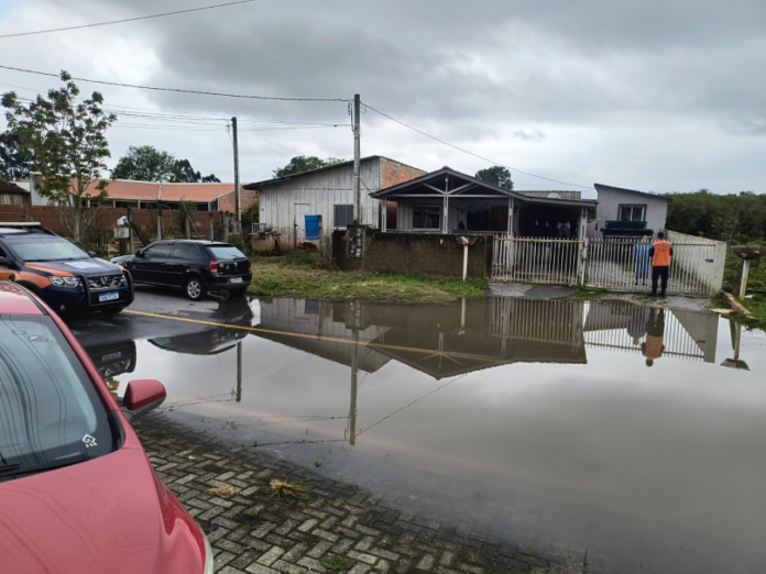 Araucária mobiliza equipes para atender população atingida por chuvas intensas