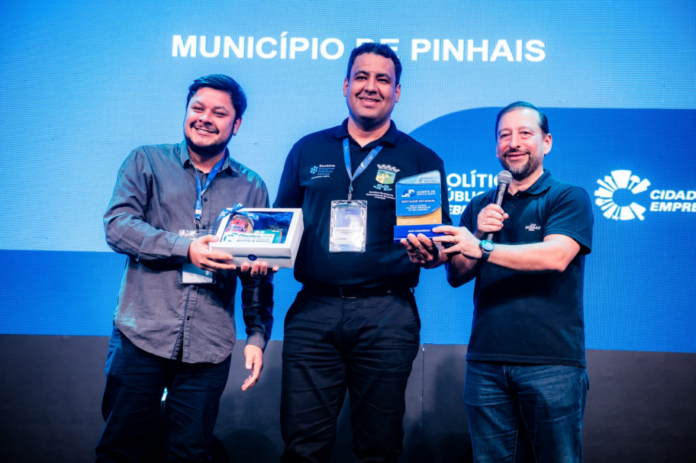 Pinhais recebe prêmio do Sebrae por ambiente de negócios em Foz do Iguaçu
