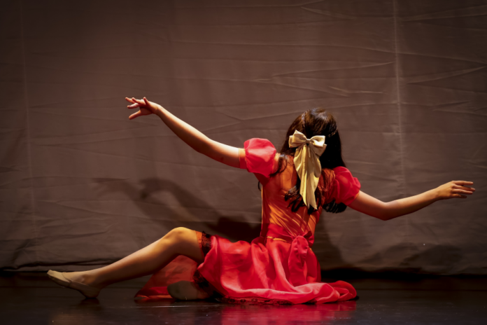 Teatro da Praça apresenta mostra de dança moderna criada pelas alunas