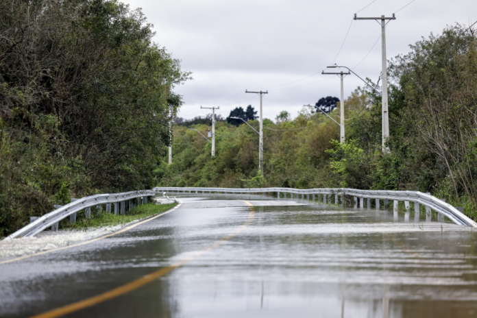 Araucária instala 1,6 km de guard rails na Estrada do Guajuvira, obra de R$ 1,2 mi segue para outras vias rurais