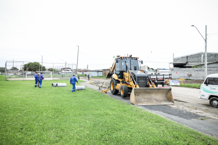 Rua Rio São Luiz em Pinhais recebe melhorias no sistema de drenagem