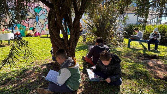 Castro lança podcast de leitura com alunos e distribui 352 árvores literárias nas escolas
