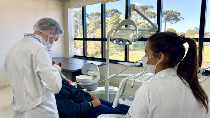 Castro entrega 100 próteses dentárias após mutirão que envolveu interior