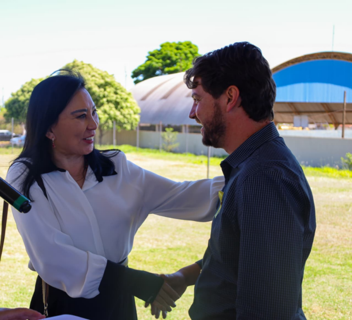 Arapongas planta 12 árvores em ação do programa ambiental do TJ-PR