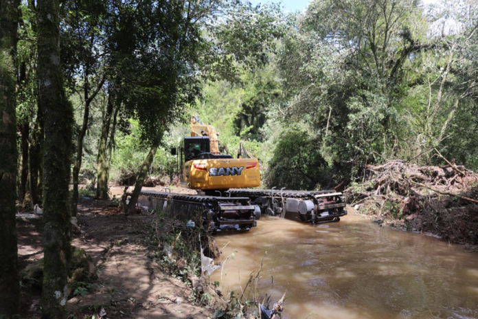 Campo Largo faz limpeza emergencial em três rios para reduzir enchentes