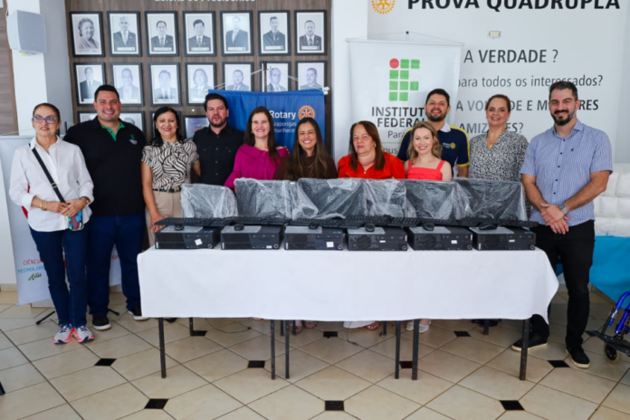 Arapongas ganha 50 computadores para laboratórios de duas escolas municipais