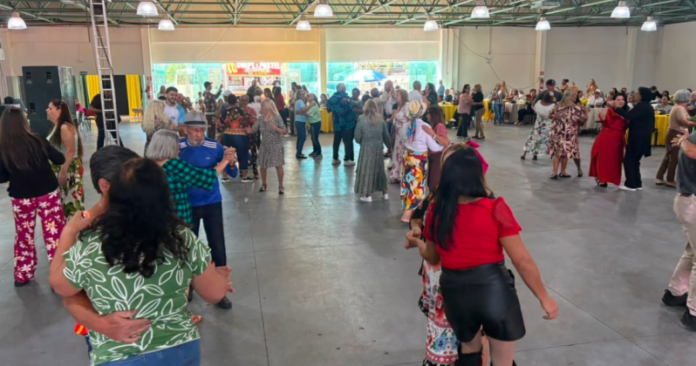 Baile Tropical reúne idosos no Centro de Eventos de Paranavaí