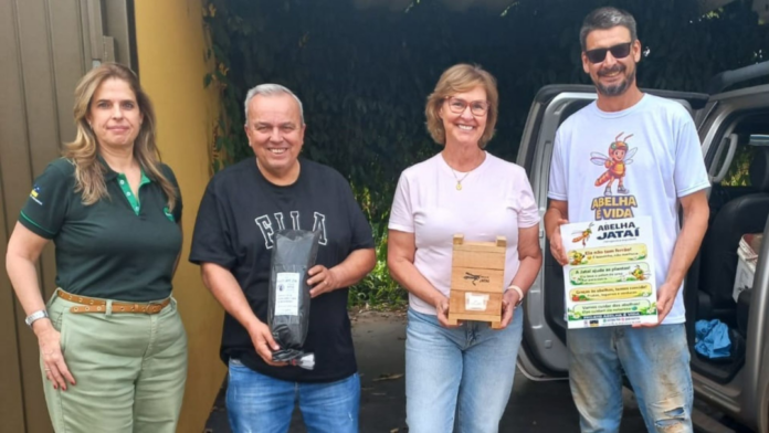 Arapongas instala armadilhas para atrair abelhas nativas em propriedade rural