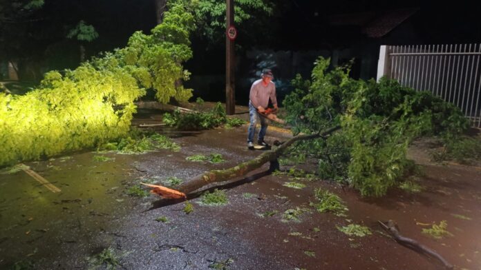 Temporal com granizo e ventos fortes atinge Marechal Cândido Rondon; prefeitura trabalha na limpeza