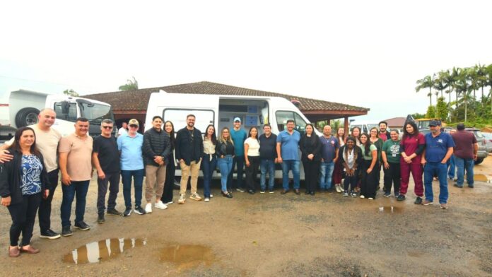 Guaratuba recebe dois caminhões e ambulância para zona rural