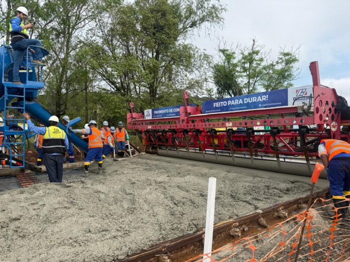 Avenida Bento Munhoz recebe primeira camada de concreto em União da Vitória