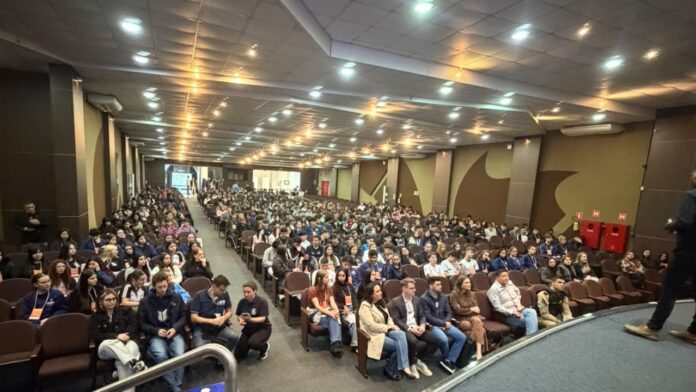 Mais de 400 estudantes conhecem profissões na terceira Feira em Francisco Beltrão