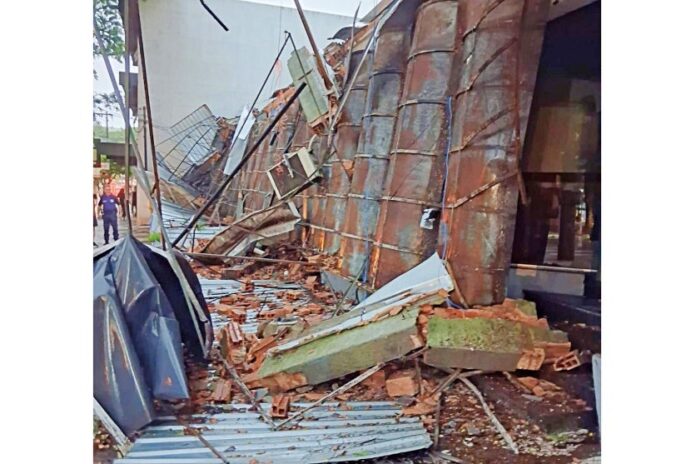Marquise de pizzaria desaba em Umuarama durante temporal com ventos acima de 100 km/h