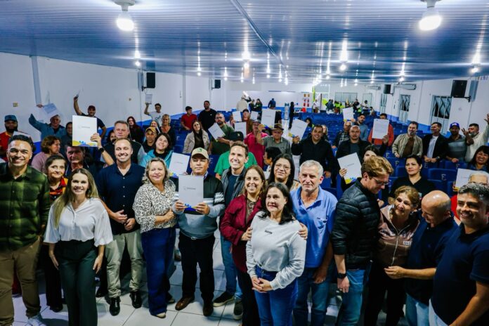 Moradores de Pontal do Paraná recebem títulos de propriedade
