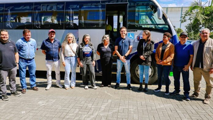 Pontal do Paraná recebe ônibus de 44 lugares para transporte de pacientes; custou R$ 795 mil