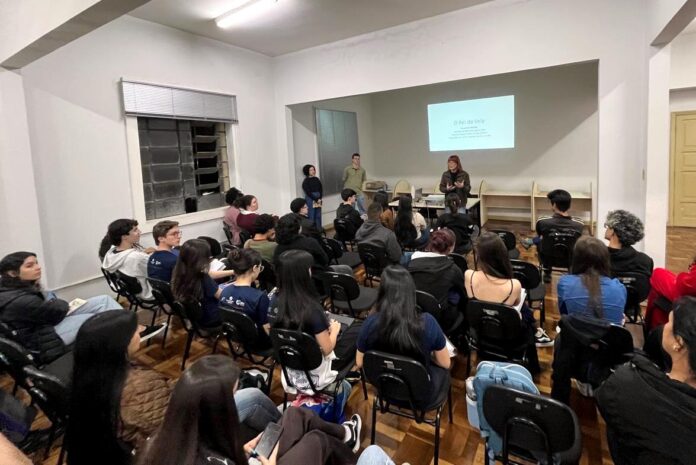 Biblioteca de Londrina debate 'Chove sobre minha infância' terça-feira, livro está no vestibular da UEL