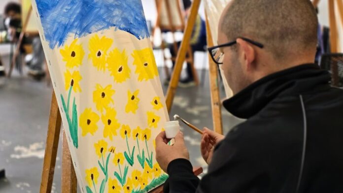 Rolândia abre exposição de pinturas criadas em atividade de rua no Armazém Cultural