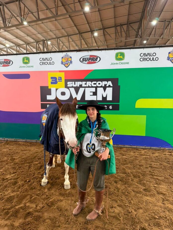 Helena Corona Amadori ao lado da égua Estrela 09 TSR com o troféu da 3ª Supercopa Jovem