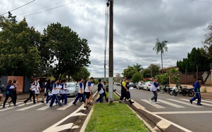 Agentes de Ibiporã ensinam segurança no trânsito para alunos do Fundamental