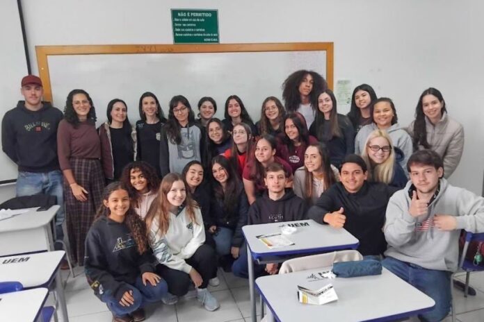 Delegacia da Mulher leva orientação sobre violência para alunos de Medicina Veterinária na UEM