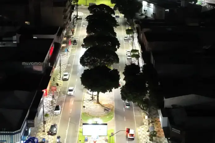 Umuarama troca iluminação ornamental em duas avenidas, LED reduz consumo em 50%